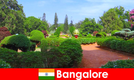 Οι παραθεριστές στο Bangalore αγαπούν τα καταπραϋντικά όμορφα πάρκα και κήπους