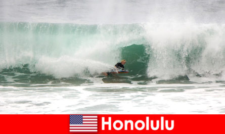 Νησί παράδεισος Χονολουλού προσφέρει τέλεια κύματα για χομπίστες και επαγγελματίες surfers