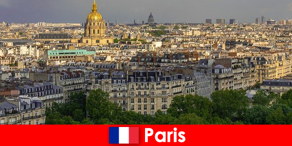 Οι τουρίστες αγαπούν το κέντρο της πόλης του Παρισιού με τις εκθέσεις και τις γκαλερί τέχνης
