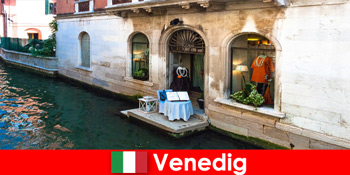 Καθαρή ταξιδιωτική εμπειρία για τους τουρίστες αγορών στην παλιά πόλη της Βενετίας στην Ιταλία