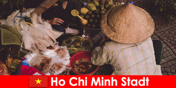 Οι ξένοι δοκιμάζουν την ποικιλία των στάβλων τροφίμων στην πόλη Ho Chi Minh Βιετνάμ