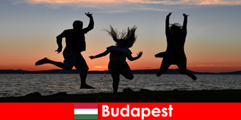 Βουδαπέστη Ουγγαρία για νέους τουρίστες κόμμα με μουσική και φθηνά ποτά σε μπαρ και κλαμπ