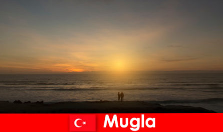 Καλοκαιρινό ταξίδι στη Μούγκλα Της Τουρκίας με γραφικούς κόλπους για τους ερωτευμένους τουρίστες καρδιάς