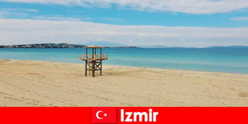 Οι χαλαρωτικοί παραθεριστές μαγεύονται από τις παραλίες στη Σμύρνη της Τουρκίας