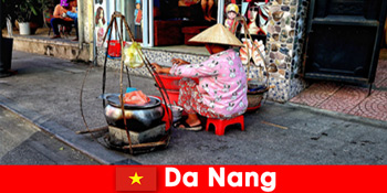 Ξένοι βυθίζονται στον κόσμο του φαγητού του δρόμου του Ντα Νανγκ Βιετνάμ