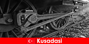 Τουρίστες χόμπι επισκέπτονται το υπαίθριο μουσείο παλιών μηχανών στο Κουσάντασι της Τουρκίας