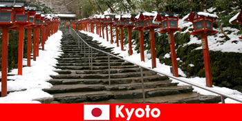 Όμορφο χειμερινό τοπίο στο Κιότο της Ιαπωνίας για παραθεριστές σπα
