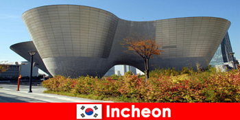Οι ξένοι εντυπωσιάζουν τη νεωτερικότητα και τις αρχαίες παραδόσεις στο Incheon της Νότιας Κορέας