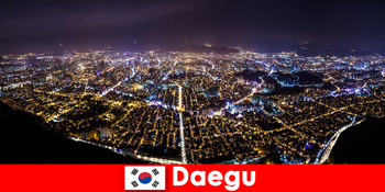 Οι ξένοι αγαπούν τη νυχτερινή αγορά στο Daegu της Νότιας Κορέας με μεγάλη ποικιλία τροφίμων
