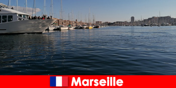 Απολαύστε νόστιμη μεσογειακή κουζίνα για τους τουρίστες ακριβώς στο λιμάνι της Μασσαλίας γαλλία