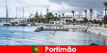 Κρουαζιέρες σε θαλάσσιο λιμάνι στο Portimão της Πορτογαλίας για μη ντόπιους