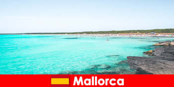 Μεγάλοι κόλποι και κρυστάλλινα νερά για κολύμπι στη Μαγιόρκα Ισπανία